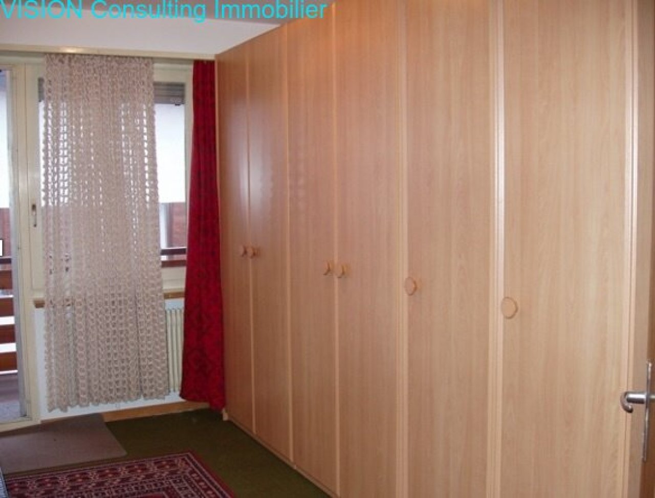 Geräumiges Schlafzimmer mit umfangreicher Schrankwandanlage