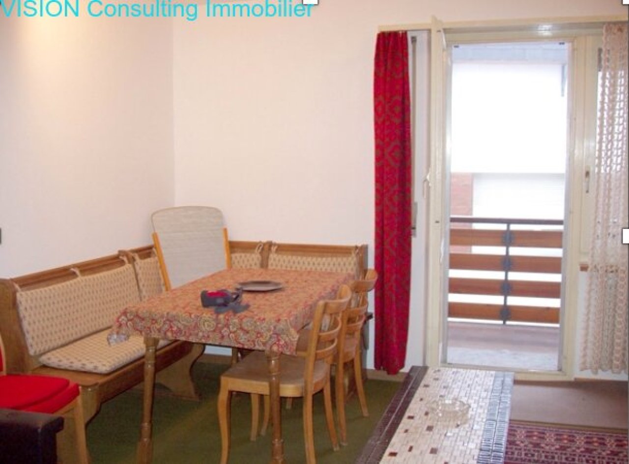 Helles Wohnzimmer mit direktem Balkonzugang und offener Raumgestaltung