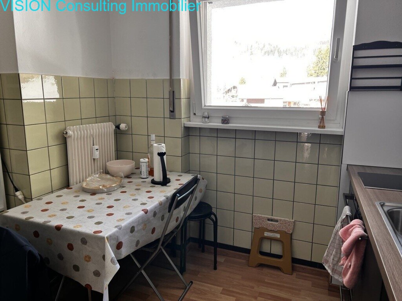 Helles Badezimmer mit Fensterblick und praktischer Ausstattung