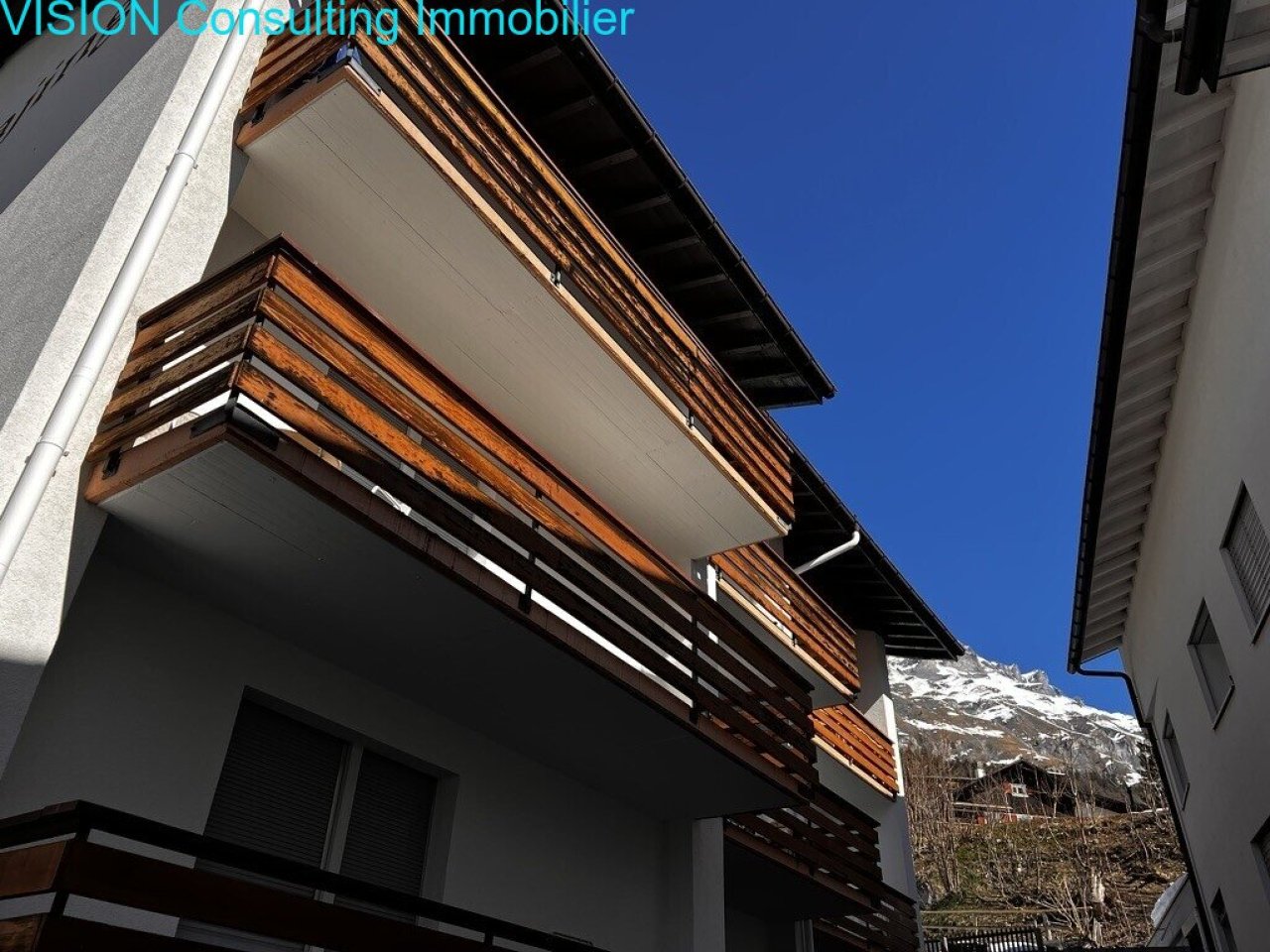 Moderne Balkone mit hochwertigen Holzgeländern und Bergblick