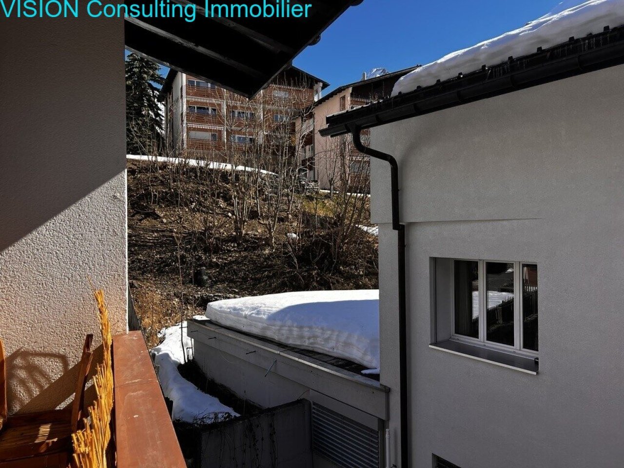 Terrassenbereich mit überdachtem Zugang und Naturblick