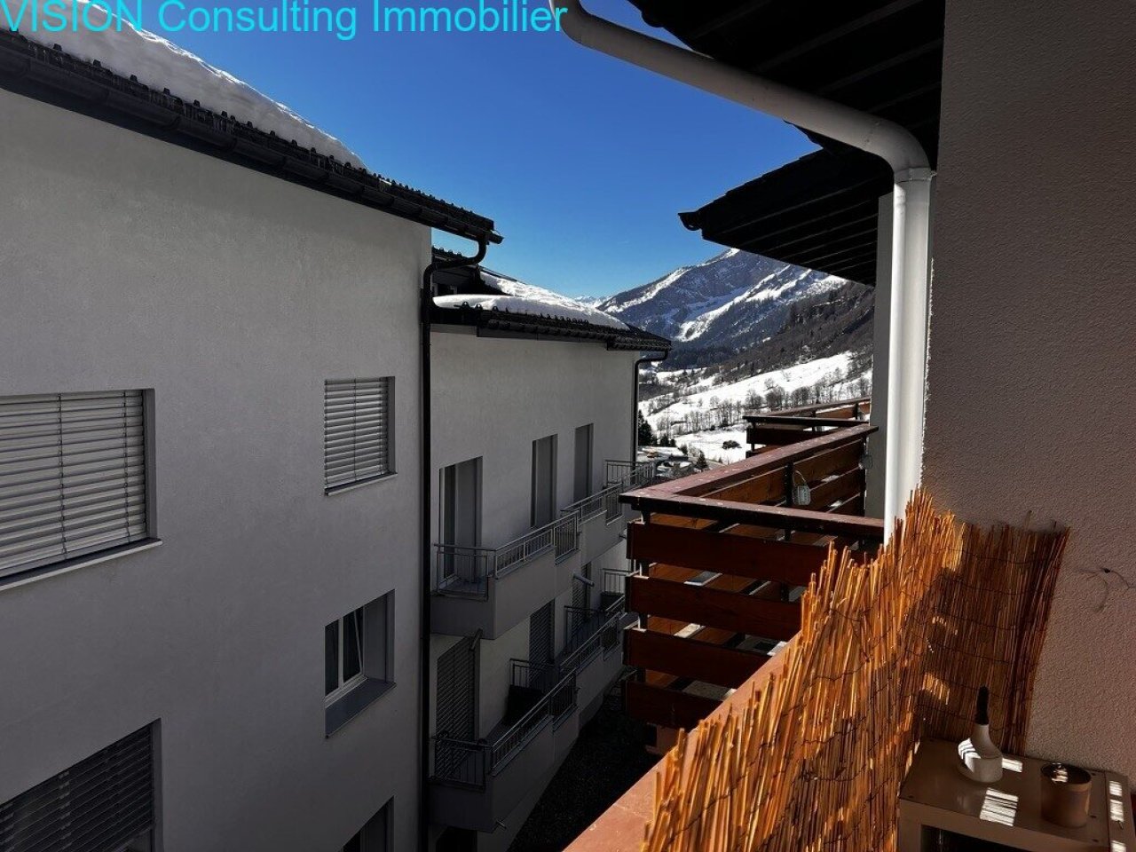 Moderner Innenhofbereich mit überdachter Pergola und harmonischer Architekturgestaltung