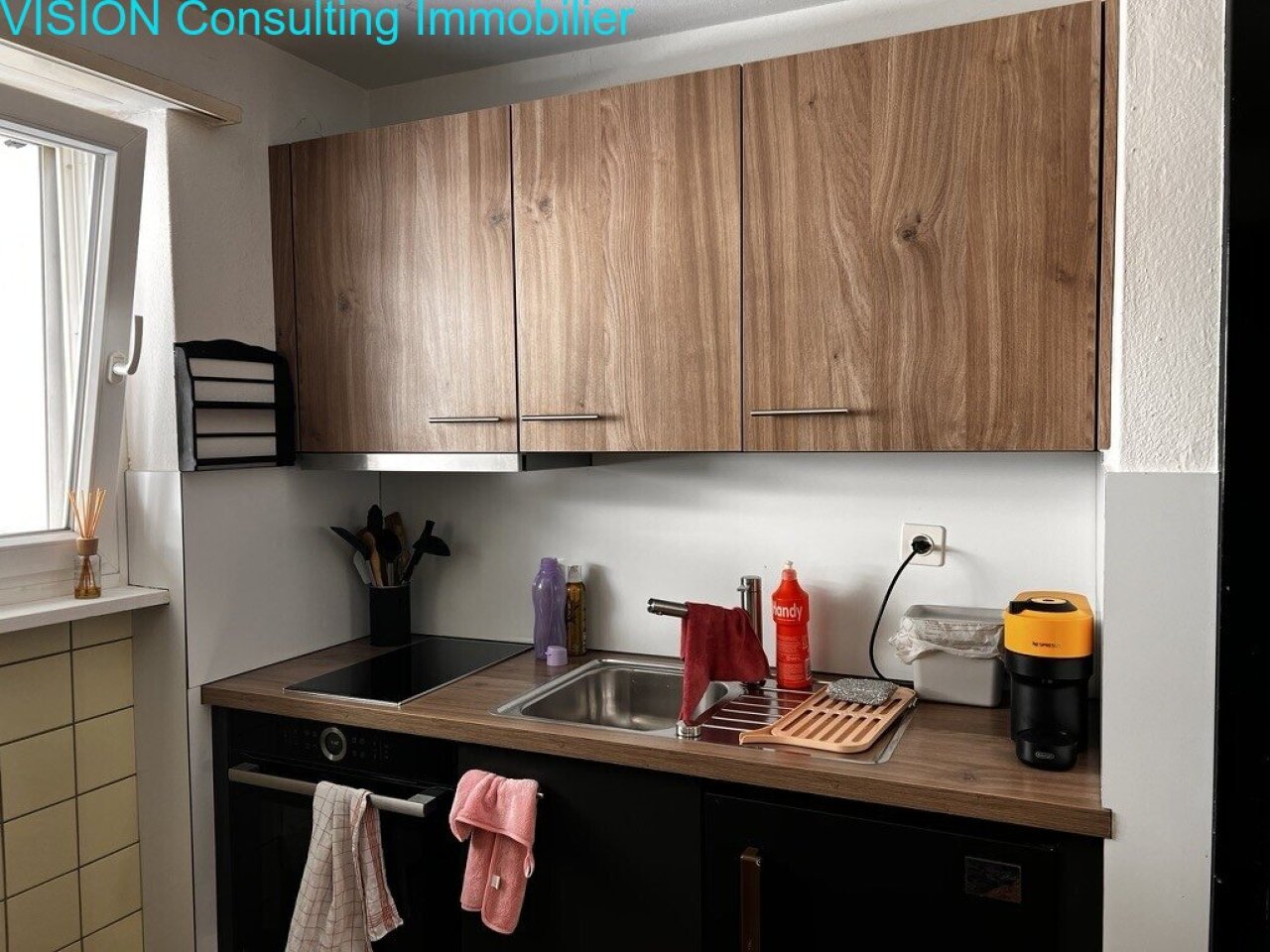 Kompakte Küchenzeile mit intelligenter Stauraum-Lösung und moderner Ausstattung