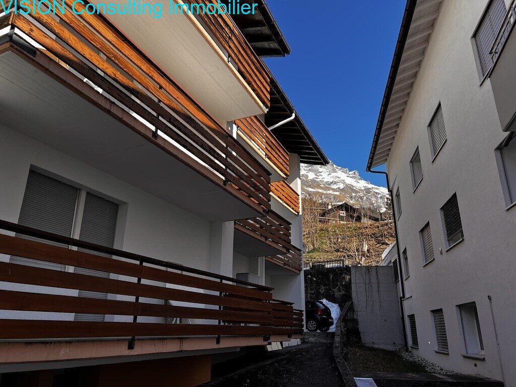 Moderner Innenhofzugang mit überdachter Pergola und direkter Garagenanbindung