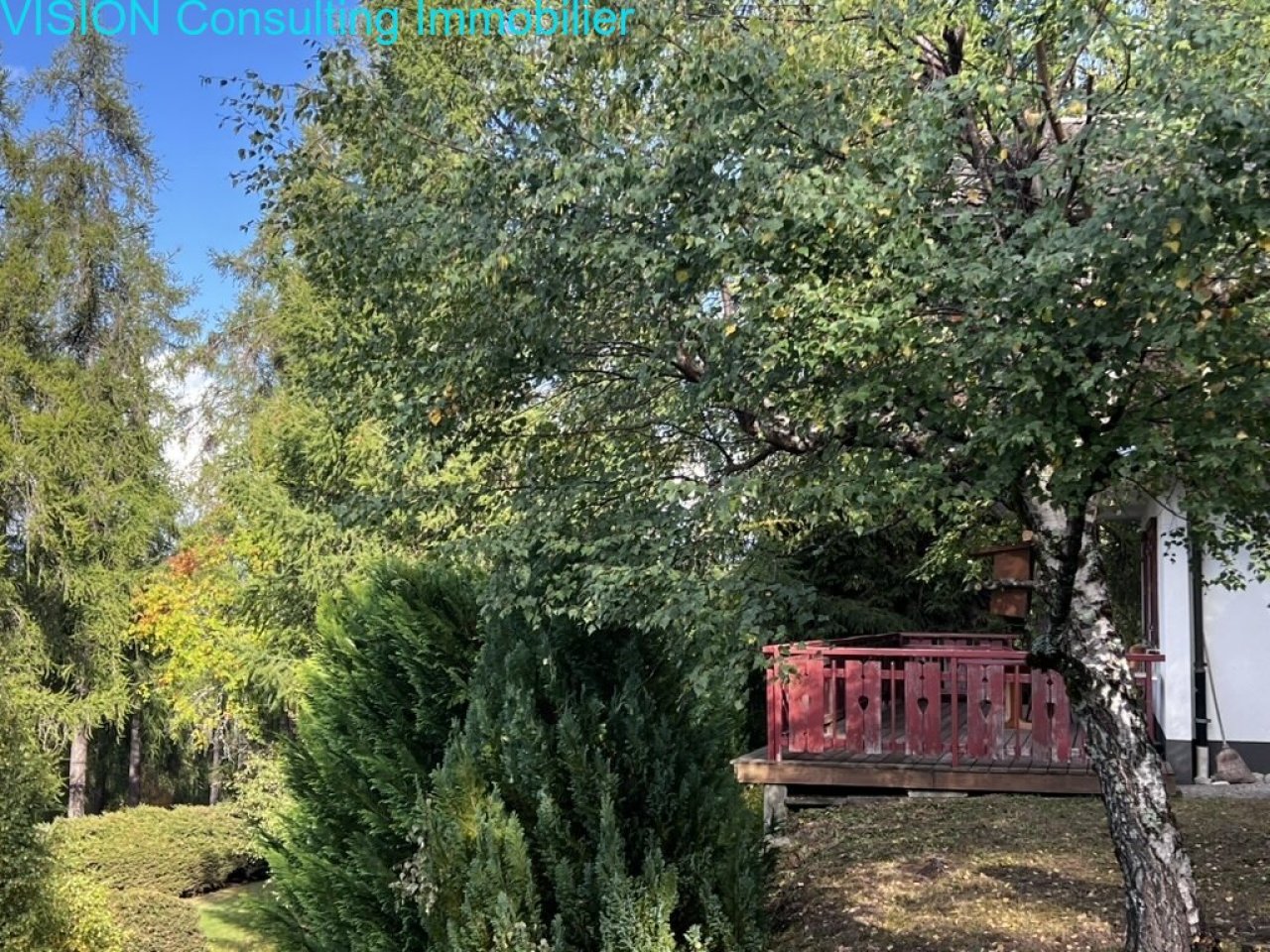 Gemütliche Terrasse im natürlichen Gartenparadies mit charmantem Baumbestand