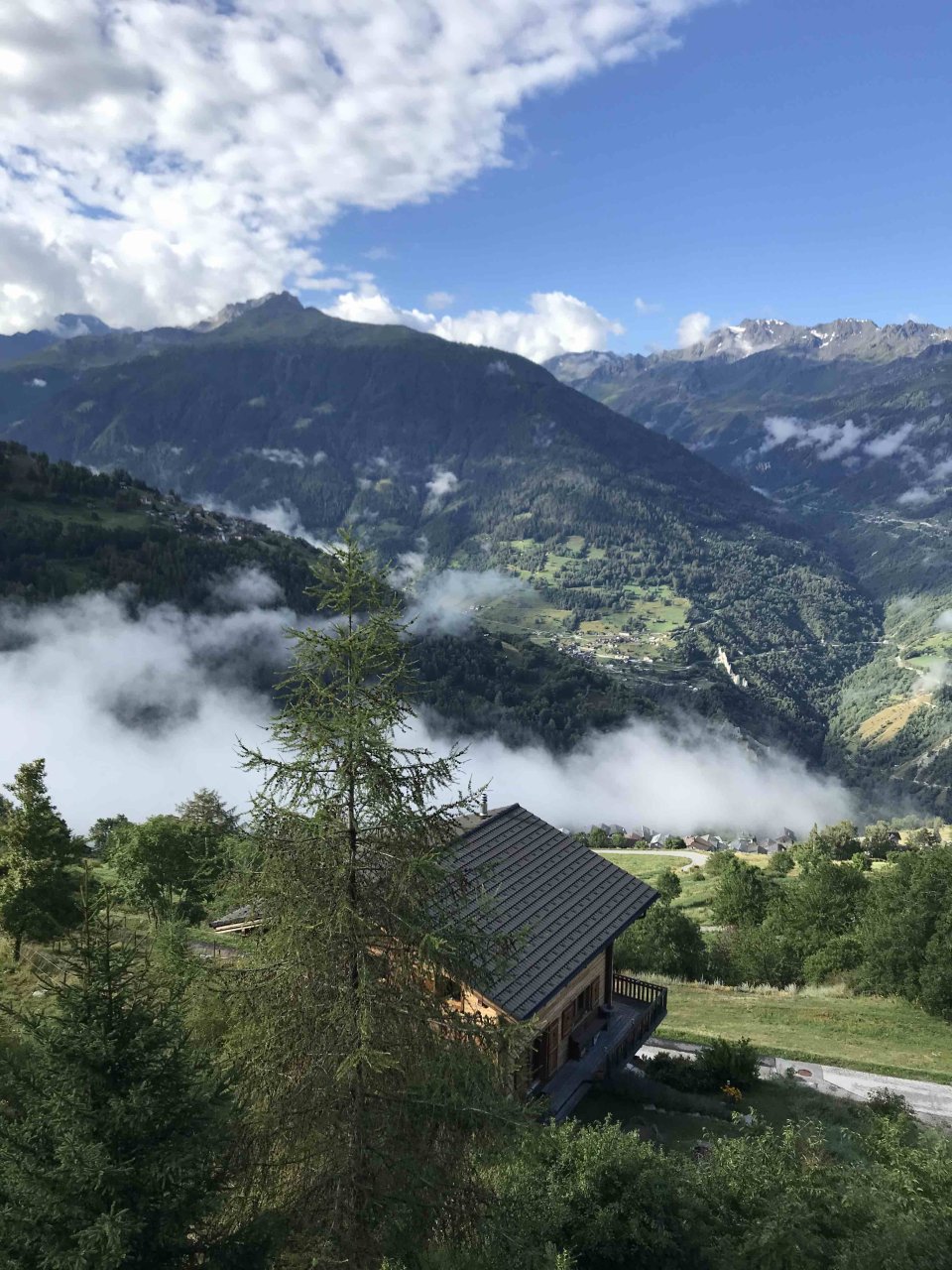 Vue vers les pyramides Grand dixence