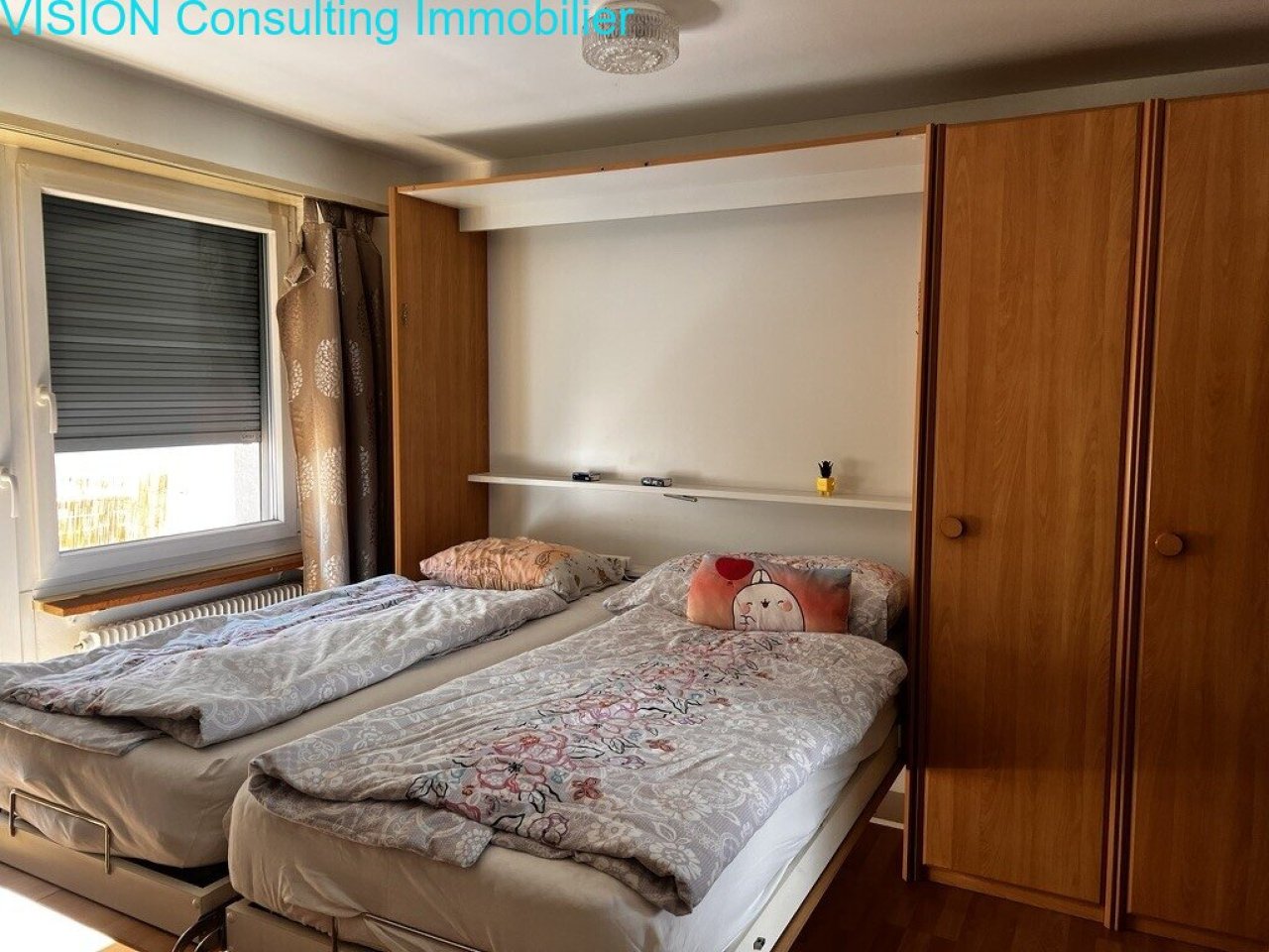 Chambre avec placard intégré et ouverture sur la fenêtre