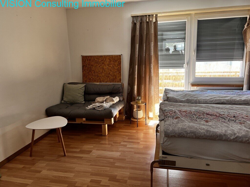 Chambre à coucher polyvalente avec utilisation flexible de l'espace et accès à la terrasse