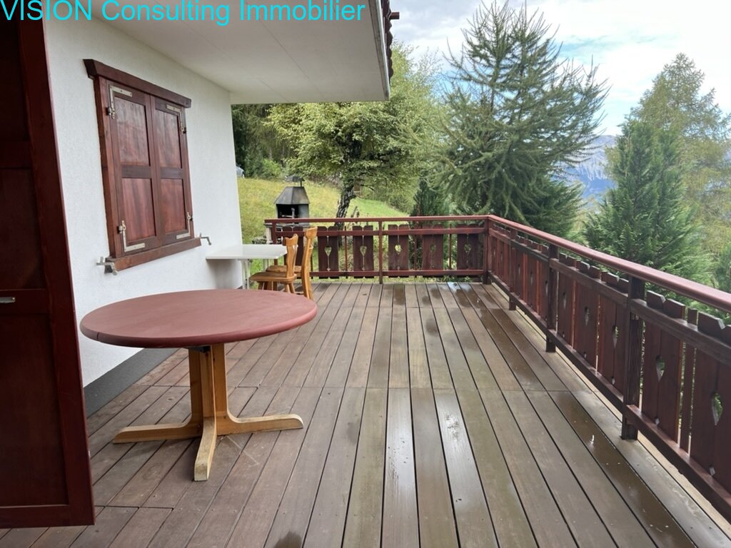 Pas de modifications dans le texte !Grande terrasse avec vue panoramique et structure en bois stable
