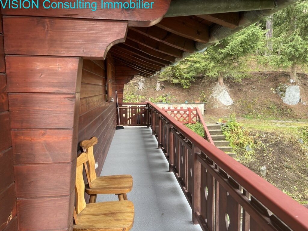 Terrasse couverte avec un revêtement en bois robuste et une protection contre les intempéries bien pensée