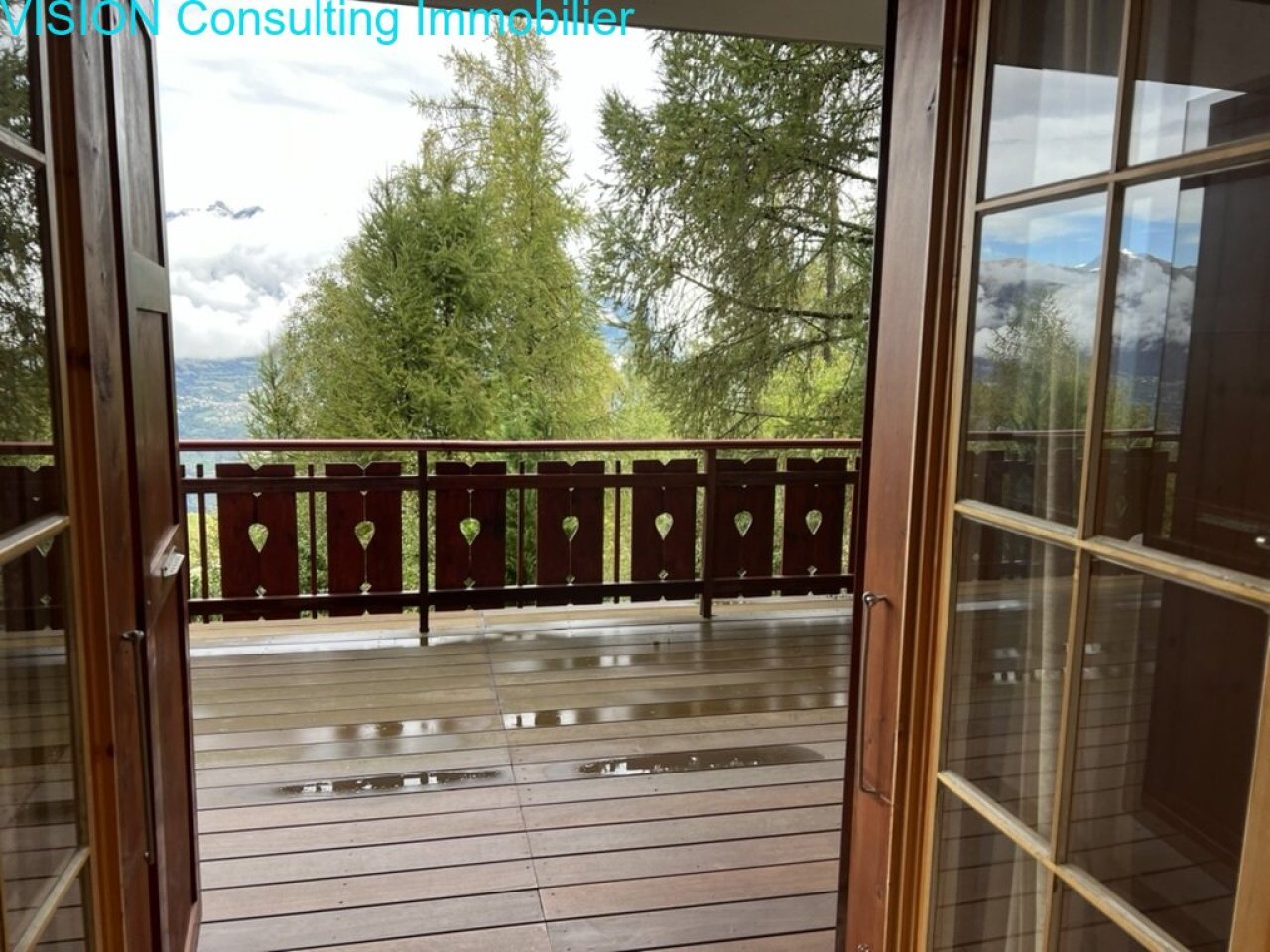 Terrasse panoramique avec vue sur la forêt et mobilier en bois de haute qualité