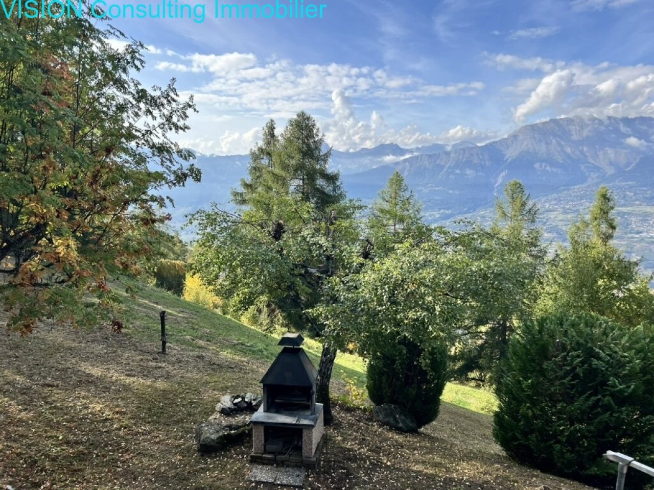 Jardin idyllique avec un panorama montagneux pittoresque et un coin de feu accueillant