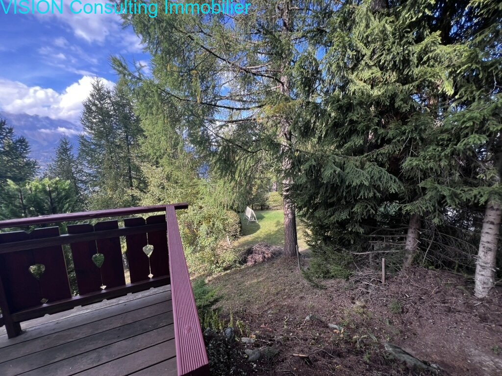 Un lieu de retraite détendu en pleine nature avec une ambiance naturelle et beaucoup d'espace pour la détente.
