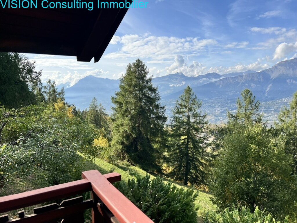 Vue imprenable sur les montagnes environnantes et la verdure dense de la nature depuis le balcon