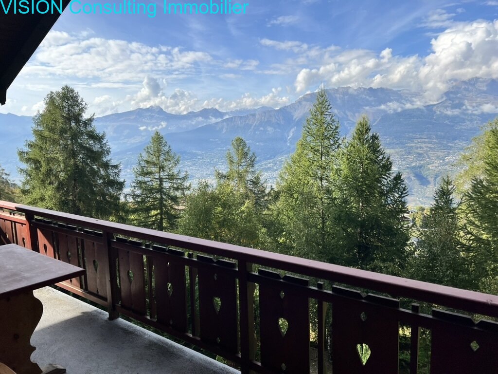 Vue imprenable sur la montagne depuis le balcon avec un décor naturel environnant