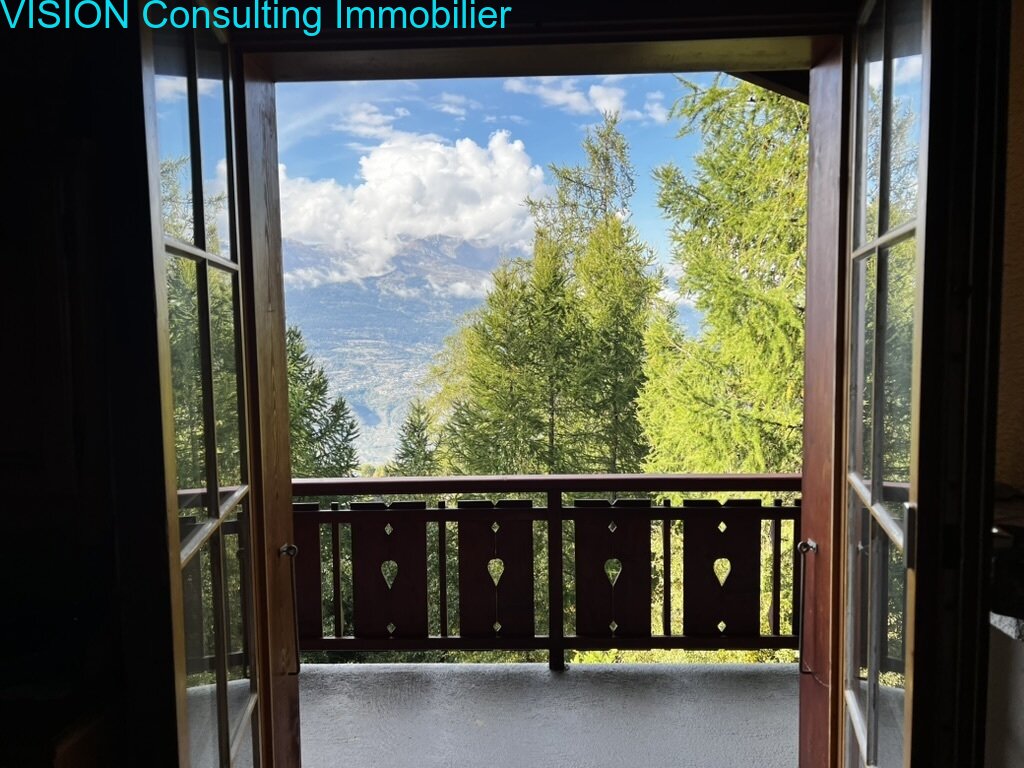 Balcon avec une vue pittoresque sur la forêt environnante et le ciel